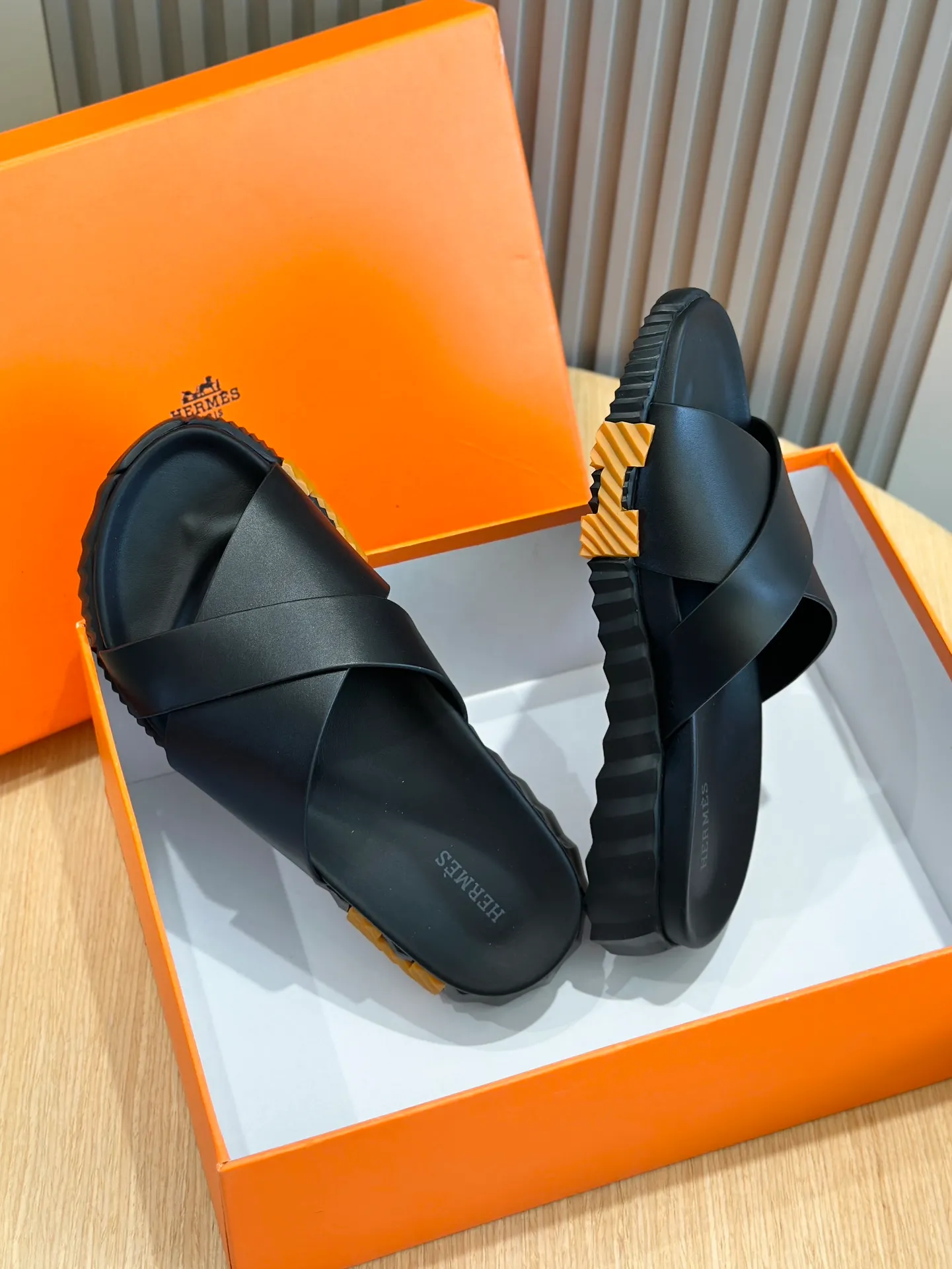Factory price: 360💰Hermès [HERMÈS] Top Herme*H Home Hermès Men's Sandals and Slippers-Original Reproduction. Purchase the original version and make it one to one. The outsole is privately molded. The color of the outsole corresponding to each color is the same as the original version. Come to those who know the stuff 💪 The ultra-light soles are designed in contrasting colors, and they feel so comfortable on your feet! Calfskin, cowhide feet, private model outsole. Size: 39-44 (customized at 38.45)